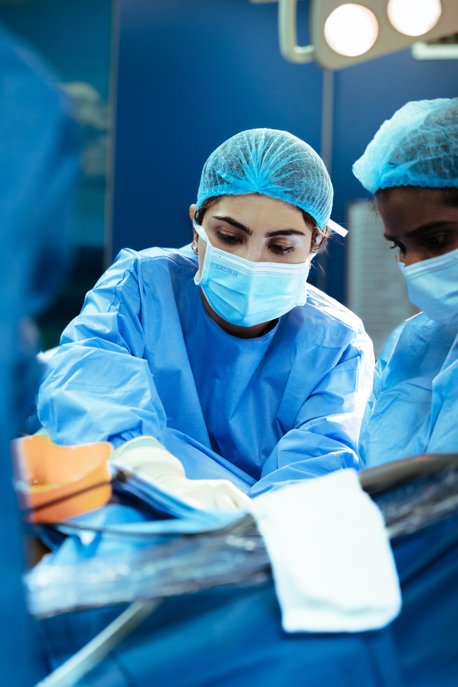 Medical specialists operating closely in the theatre, specializing in complex cesarean delivery in dubai.